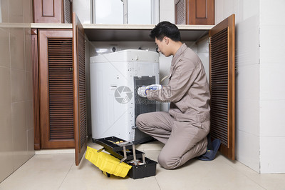 守護(hù)家庭潔凈 工人家電維修中的洗衣機(jī)專(zhuān)業(yè)維護(hù)